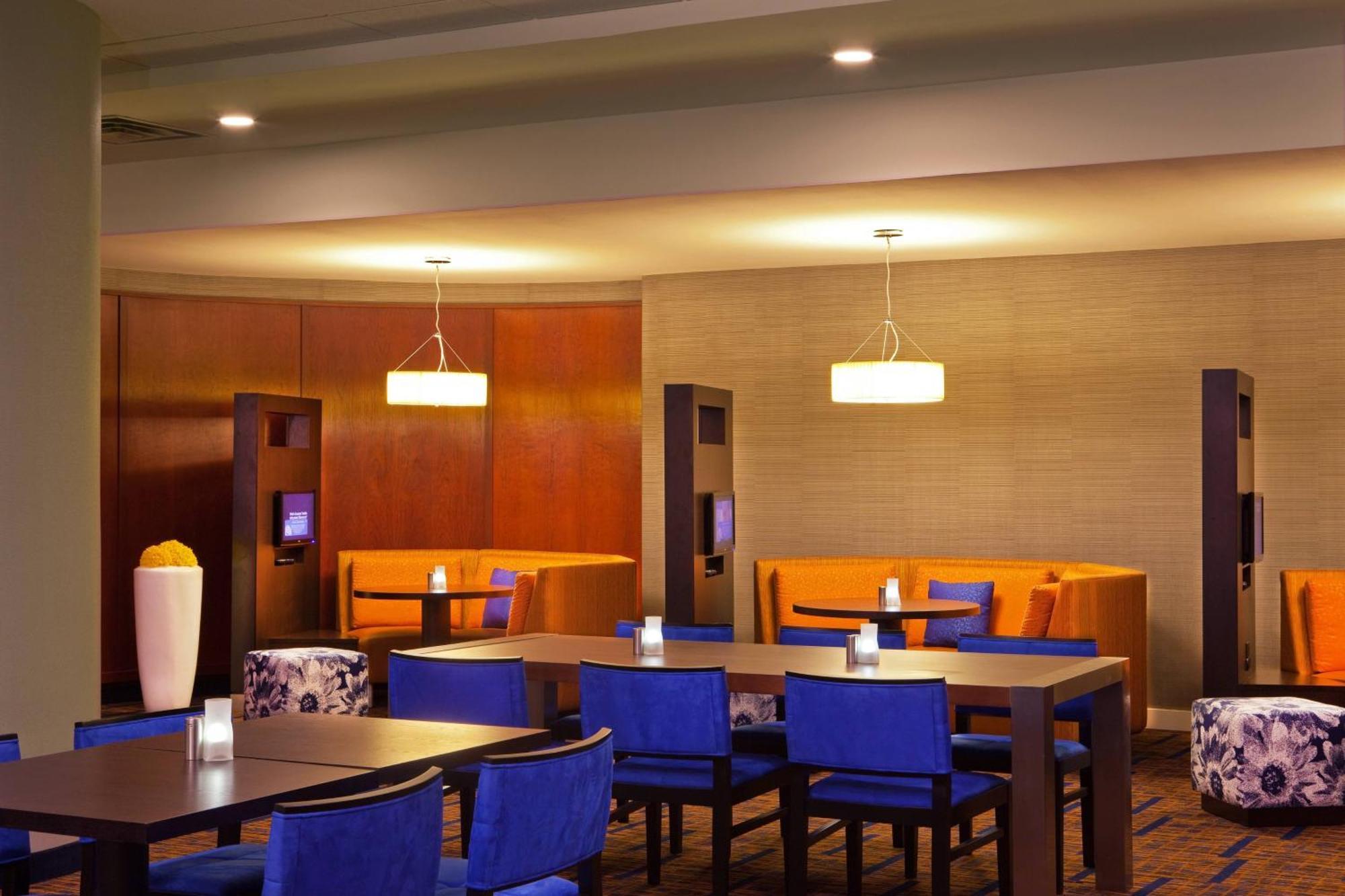 Отель Courtyard By Marriott Alexandria Pentagon South Экстерьер фото