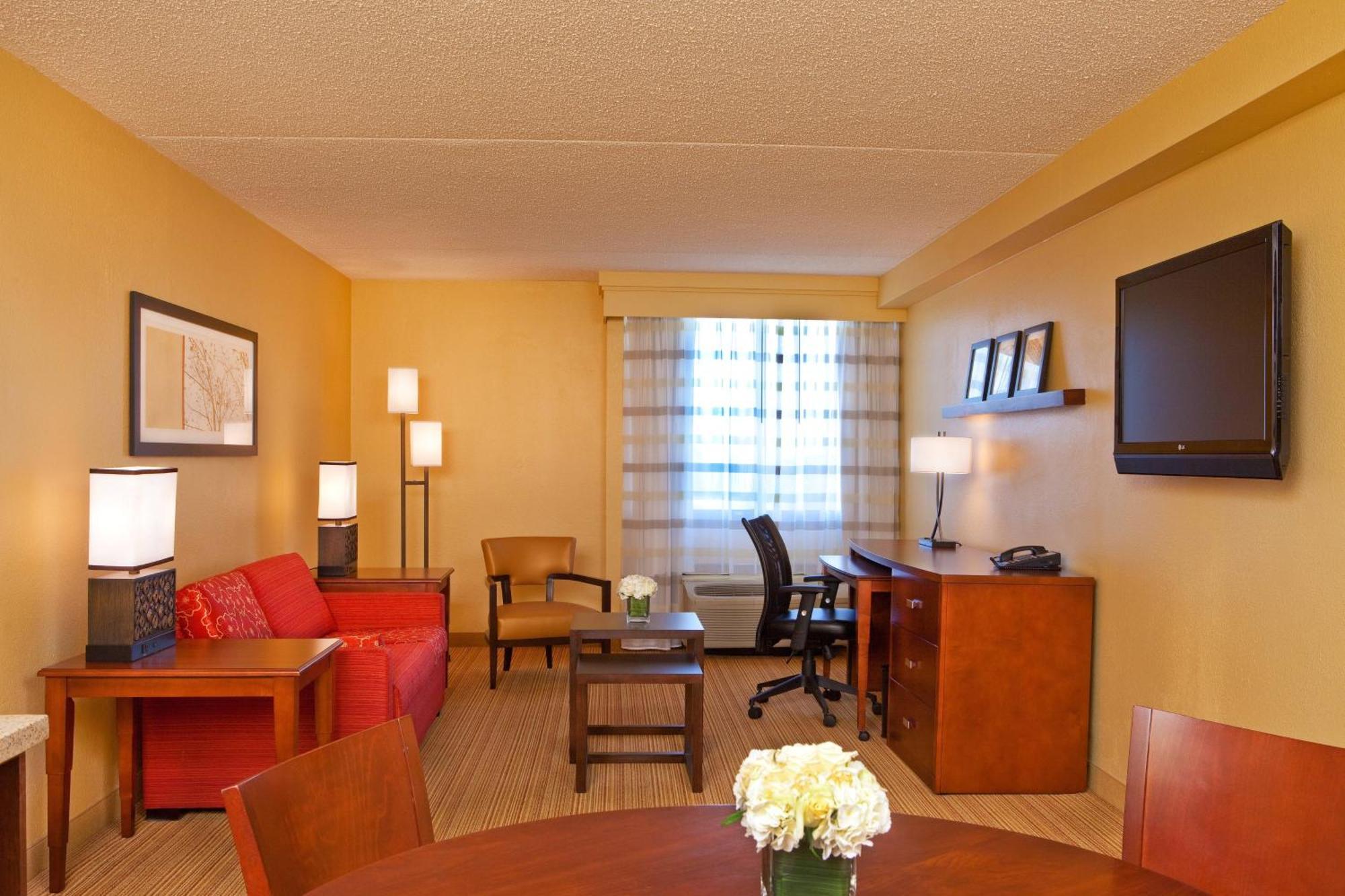 Отель Courtyard By Marriott Alexandria Pentagon South Экстерьер фото