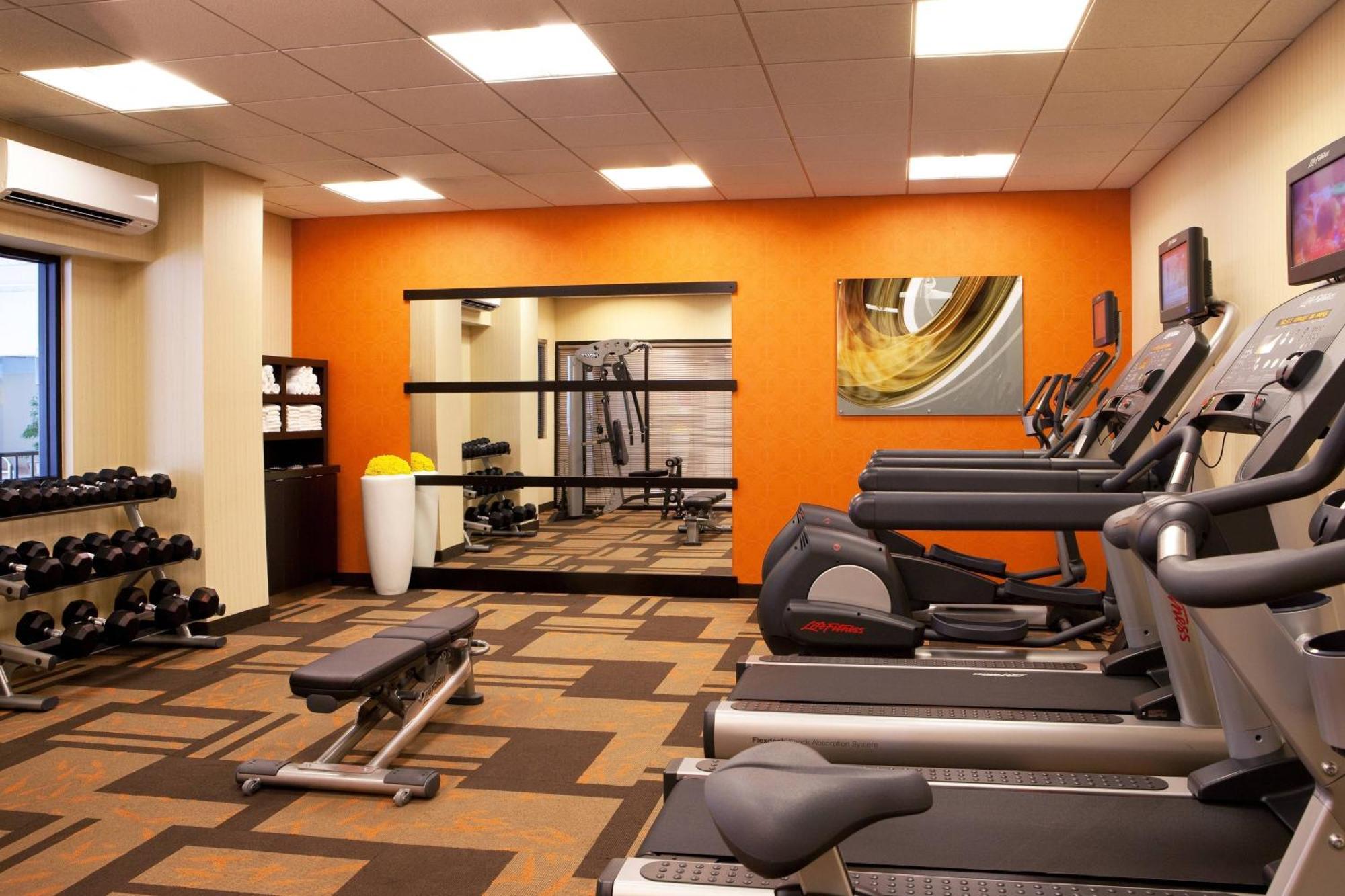 Отель Courtyard By Marriott Alexandria Pentagon South Экстерьер фото