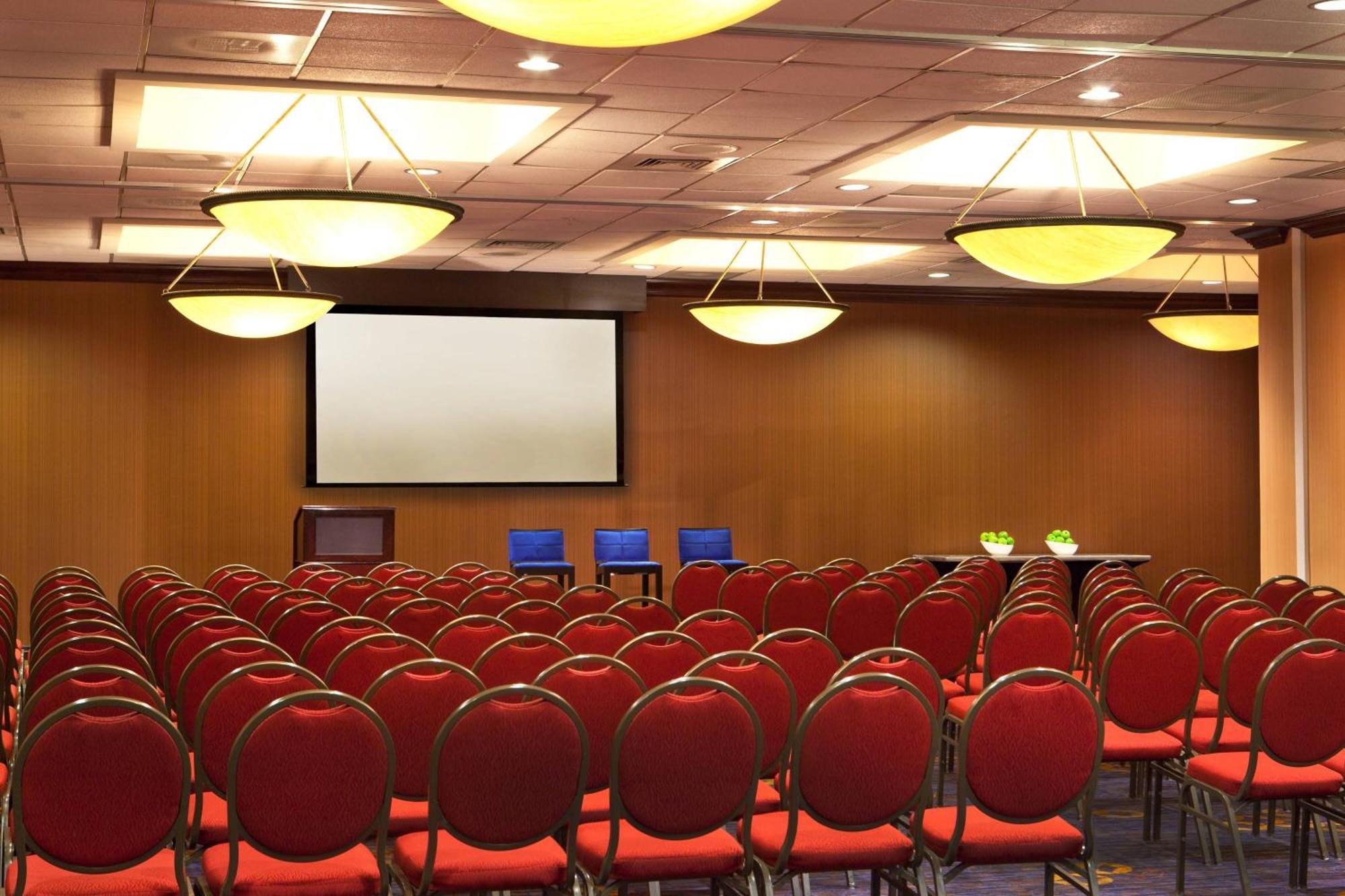 Отель Courtyard By Marriott Alexandria Pentagon South Экстерьер фото